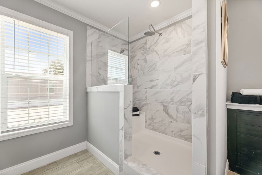 Jones 32764b bathroom home features