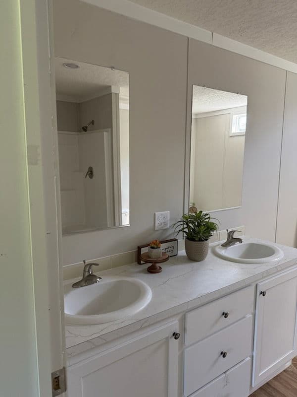 Iron ranch 28563a bathroom home features