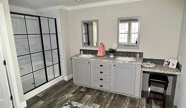 Waycross express 2856492 bathroom home features