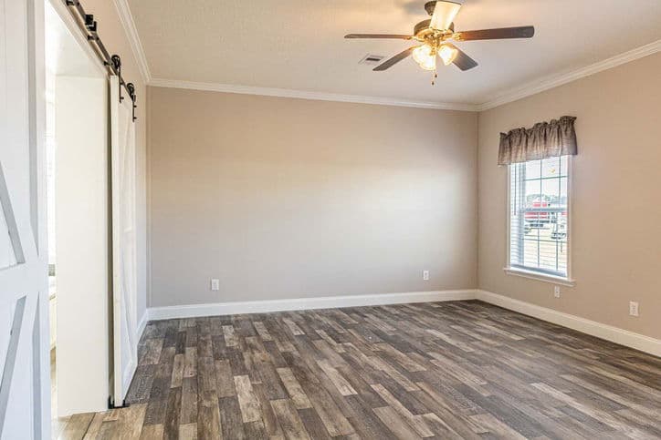 King 32764b bedroom home features