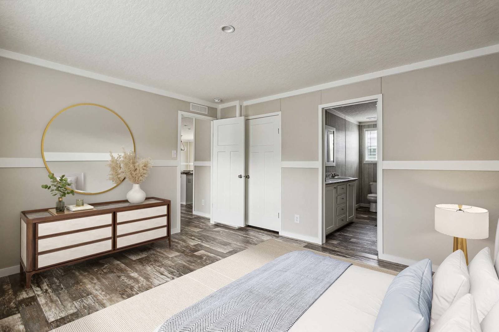 Grand slam 2848302 bedroom home features