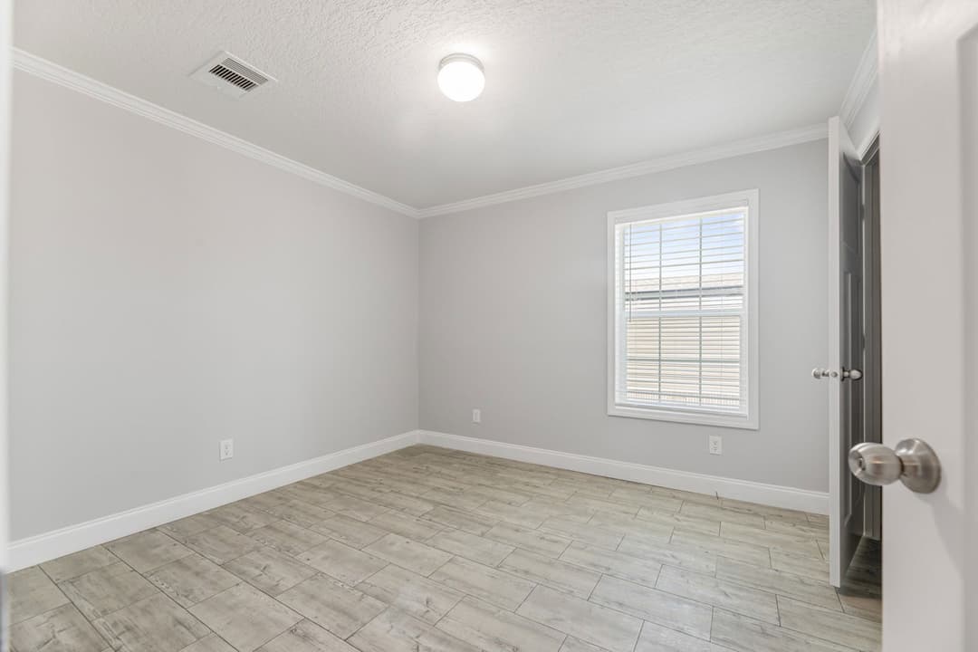 Jones 32764b bedroom home features