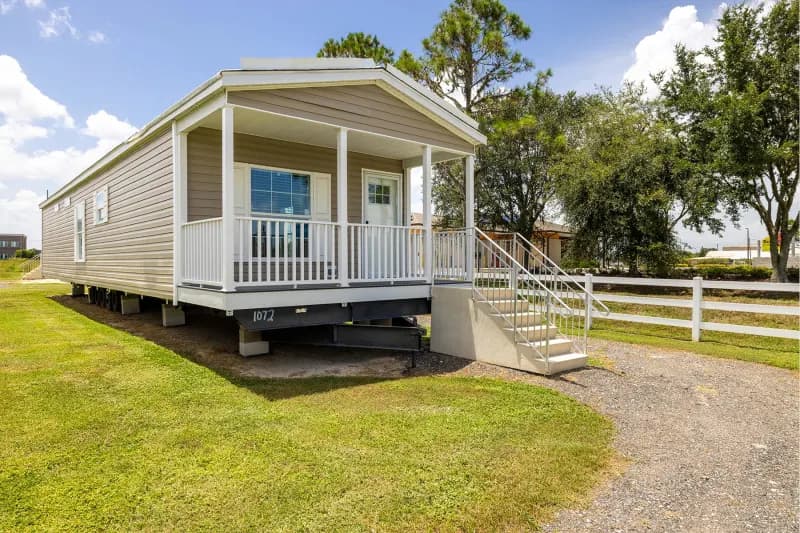 Legend 1660390 elevation and exterior home features