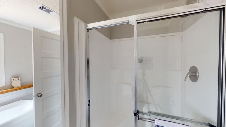 Swagger 16763a bathroom home features