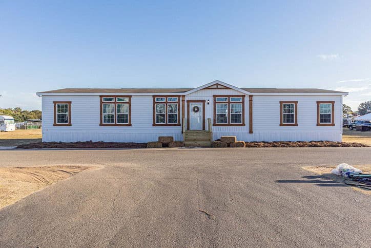 King 32764b exterior home features