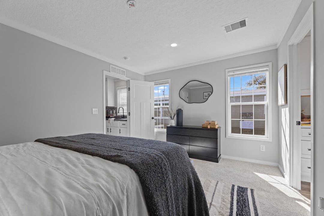 Helix 16763n bedroom home features