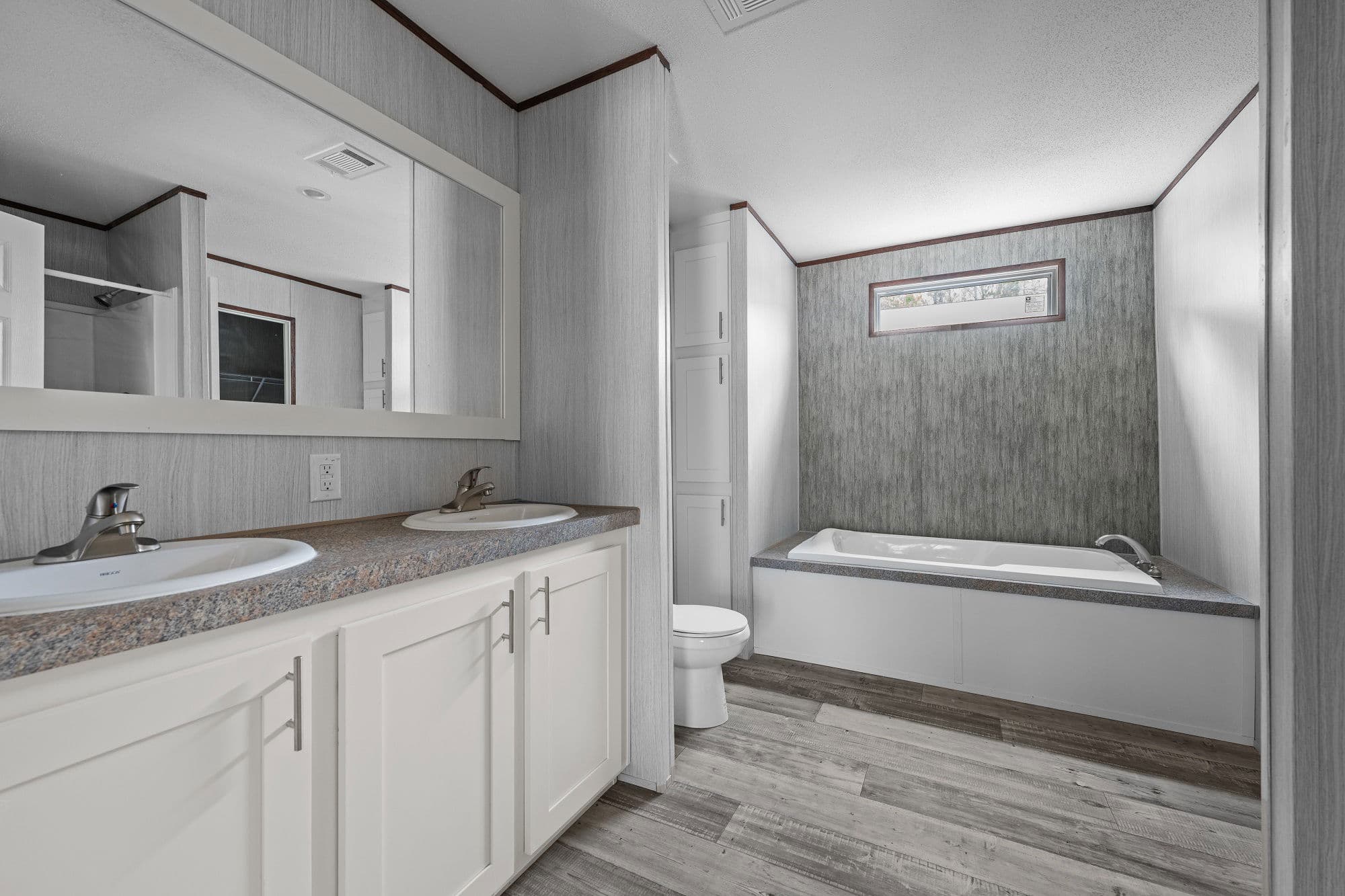 Nitro bathroom home features