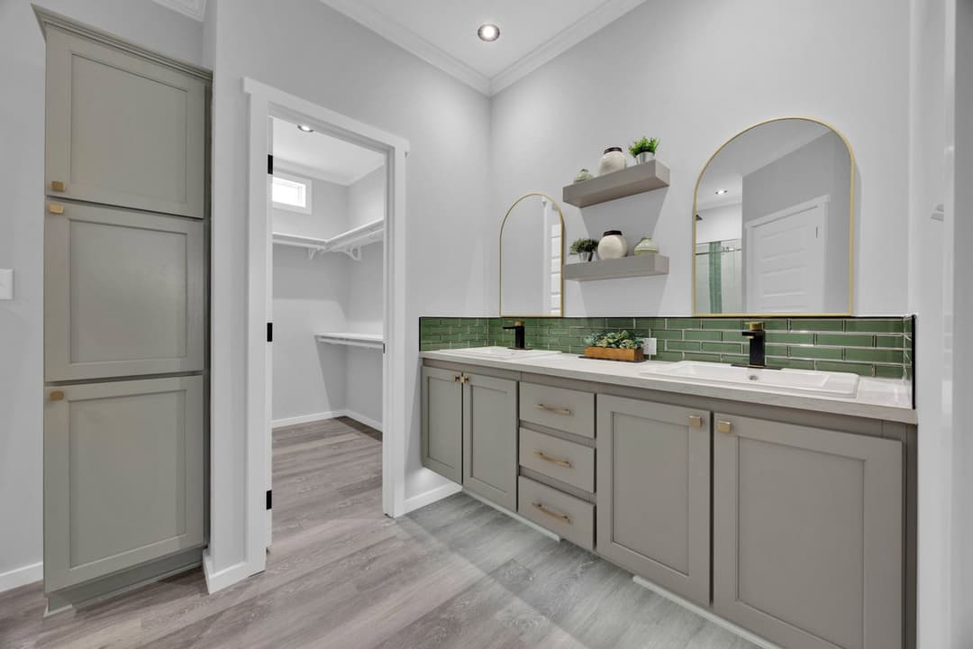 Quinn 30523a bathroom home features