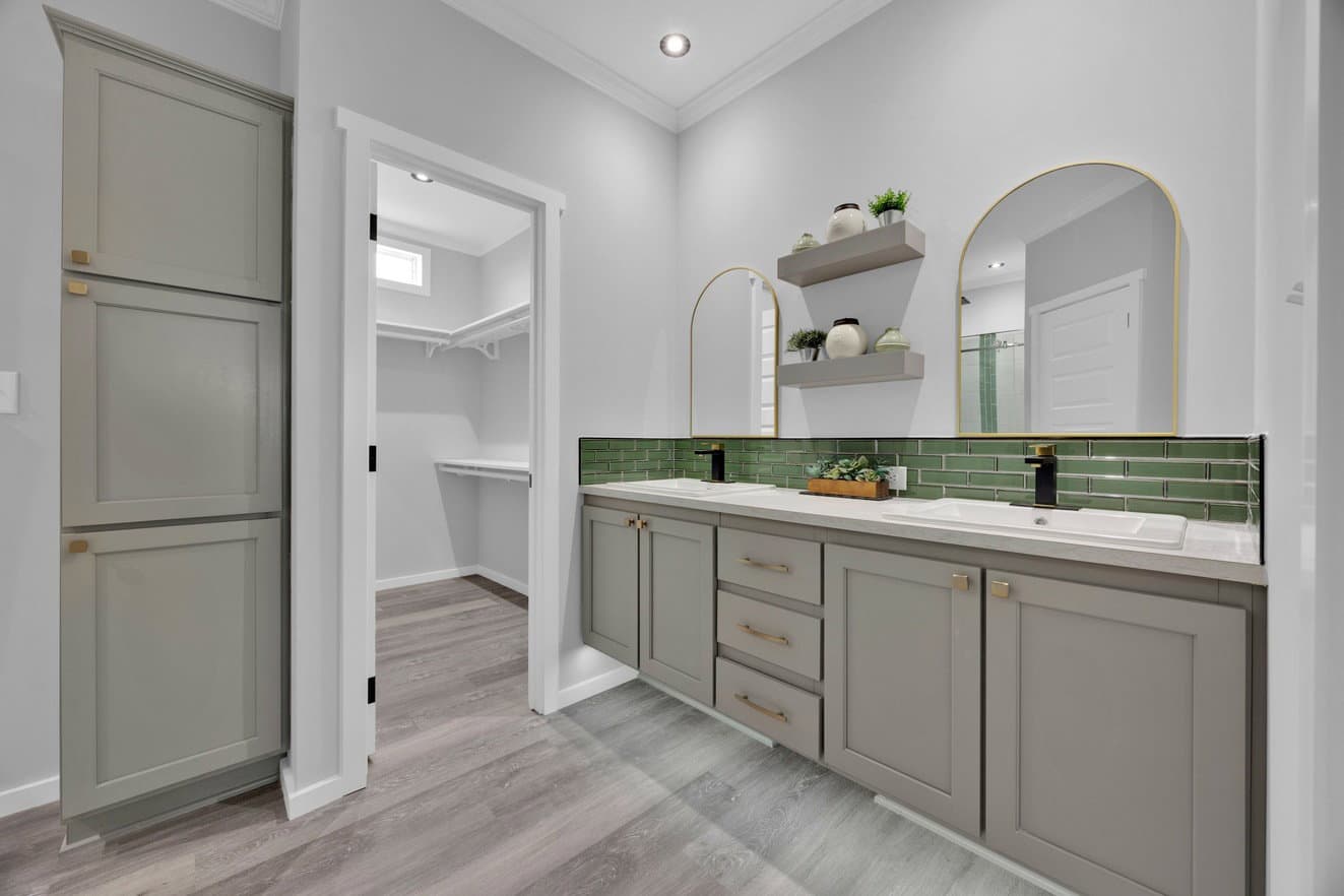 Quinn 30523a bathroom home features