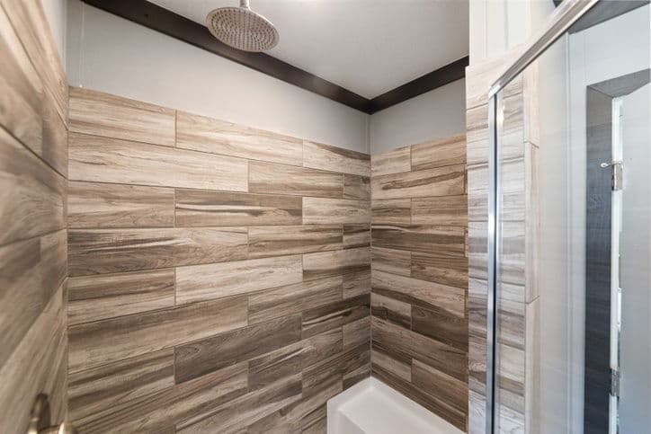 Sparrow 32725a bathroom home features