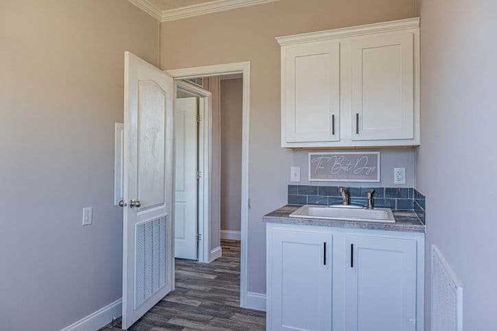 King 32764b interior home features