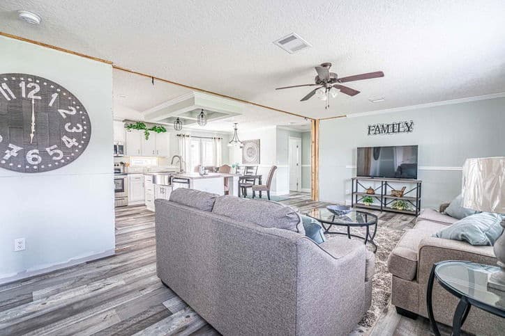 Camron 28563f interior home features