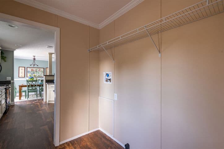 Bannister 28523c interior home features