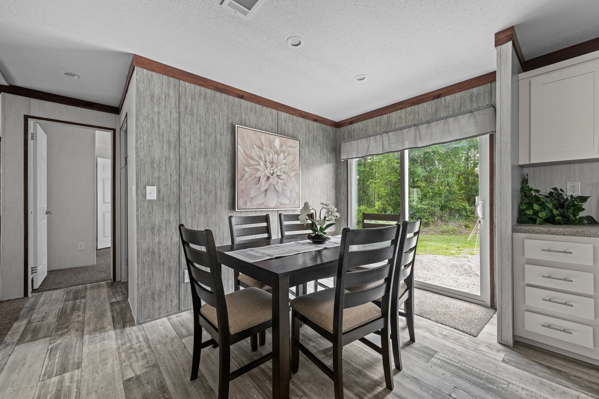 Nitro quatro interior home features